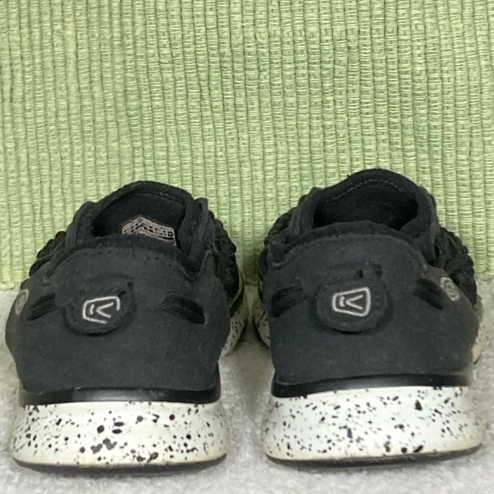 KEEN Youth Uneek Paracord String Black/White Athletic Running Shoes SZ US 4Y W6